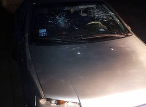 Najpierw zdemolował przypadkowy samochód, później wezwał... policję