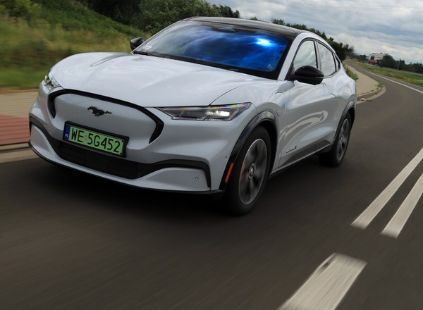 Ford Mustang Mach-E AWD 98 kWh – Emocjonujący elektryk, który robi "setkę" w 5,8 s – Test długodystansowy cz. 1