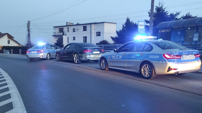 Pijany kierowca poruszał się niesprawnym autem i próbował przekupić policjantów