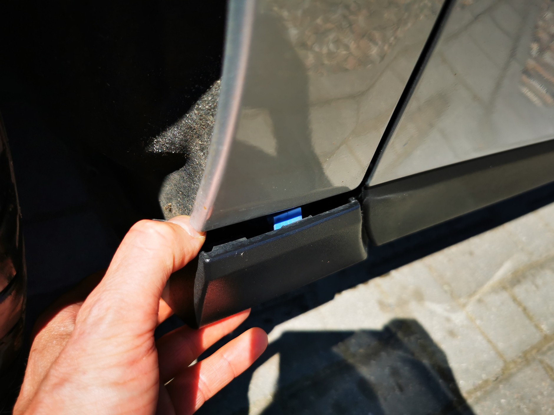 Ford S-Max z dieslem: dziwna rzecz: po obu stronach, symetrycznie, nakładki progowe trzymały się już tylko siłą przyzwyczajenia