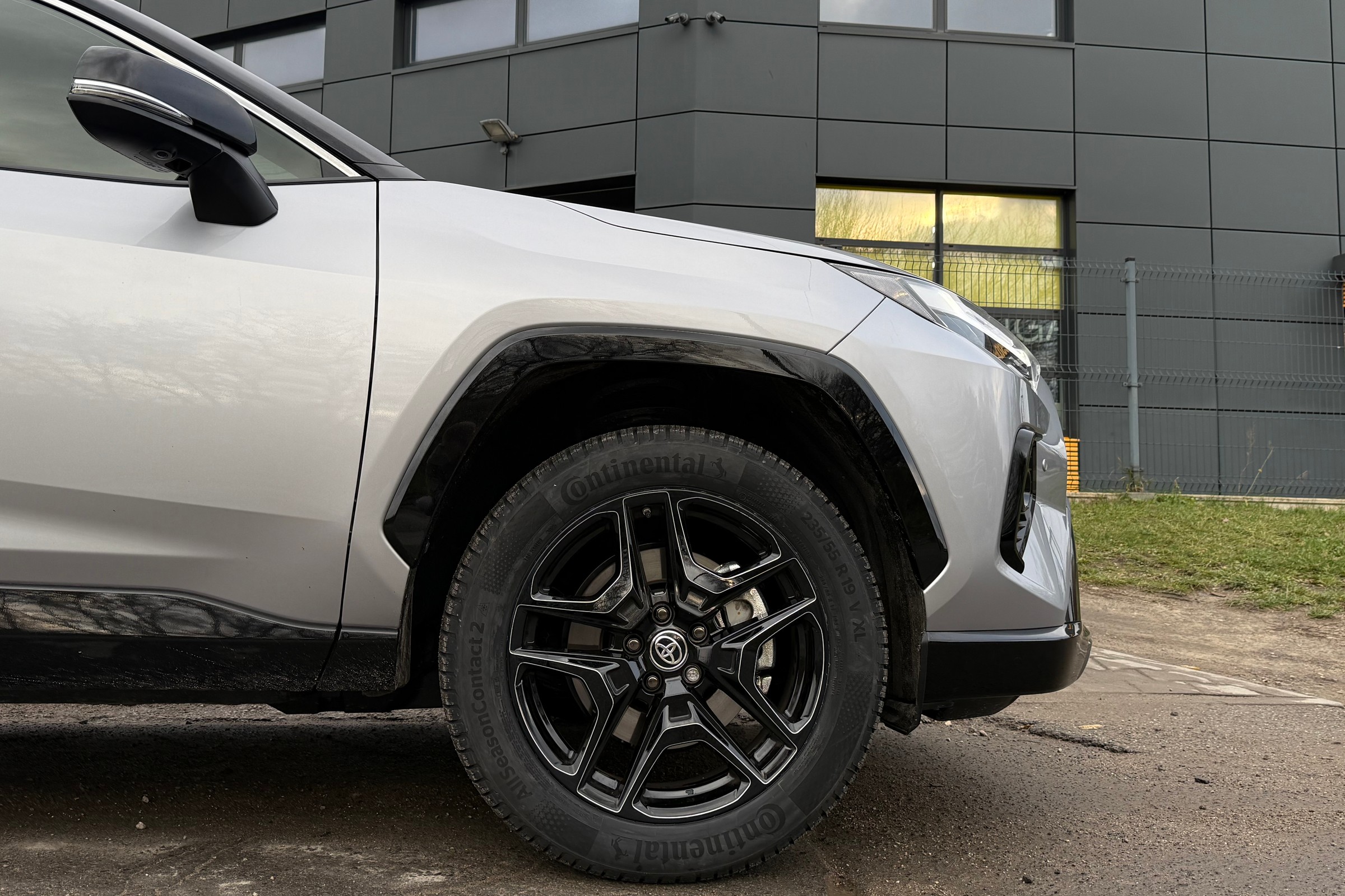 Opony całoroczne są bezobsługowe? Nie do końca. Oto co musisz zrobić