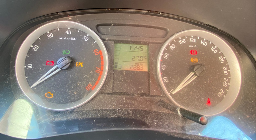 Auto za pomocą ikonek na desce rozdzielczej komunikuje się z kierowcą