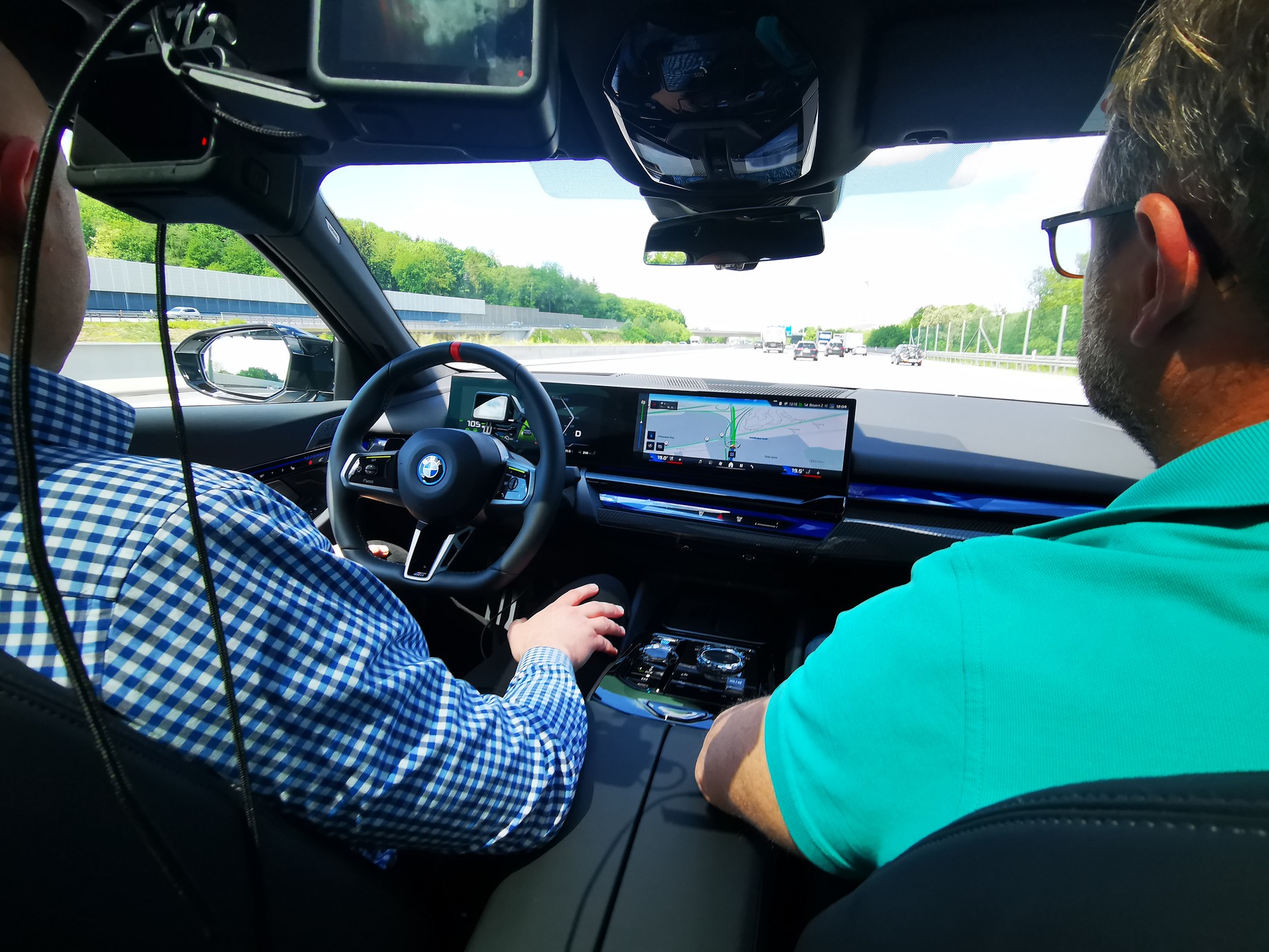 Zgodę na wyprzedzanie kierowca wydaje, spoglądając w lewe lusterko