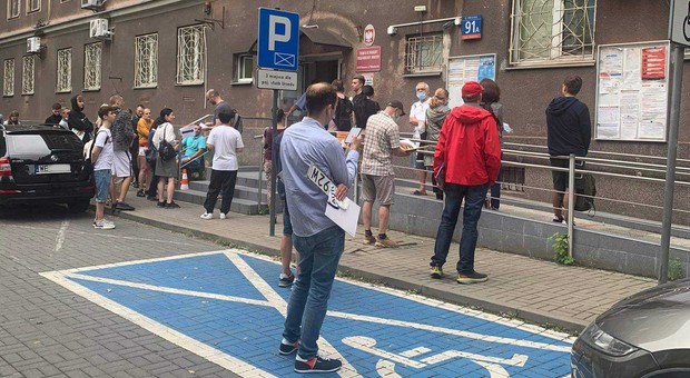 Pandemiczne absurdy. W urzędzie numerki ''z ręki'', tablica w oknie