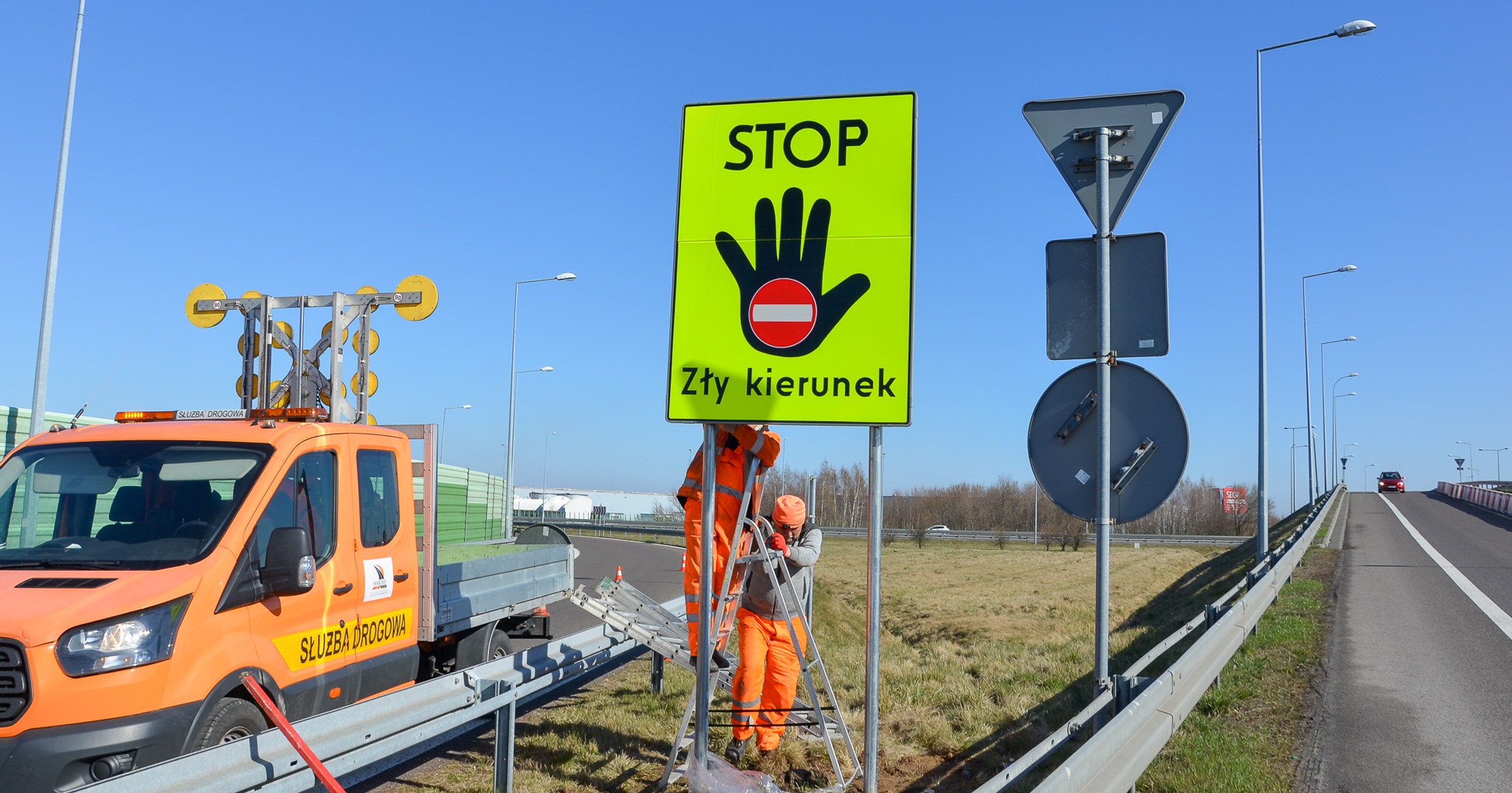 Jazda pod prąd. Znak "STOP Zły kierunek" (Zdjęcie ilustracyjne)