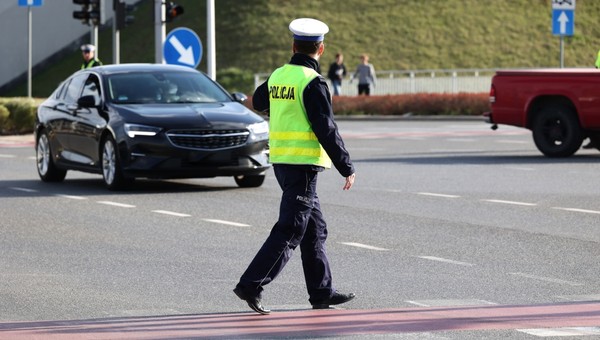 Mandat za bałagan w aucie już w kodeksie. Policjanci wlepiają i pokazują dowód