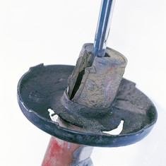 Mechaniczne uszkodzenie kolumny resorującej