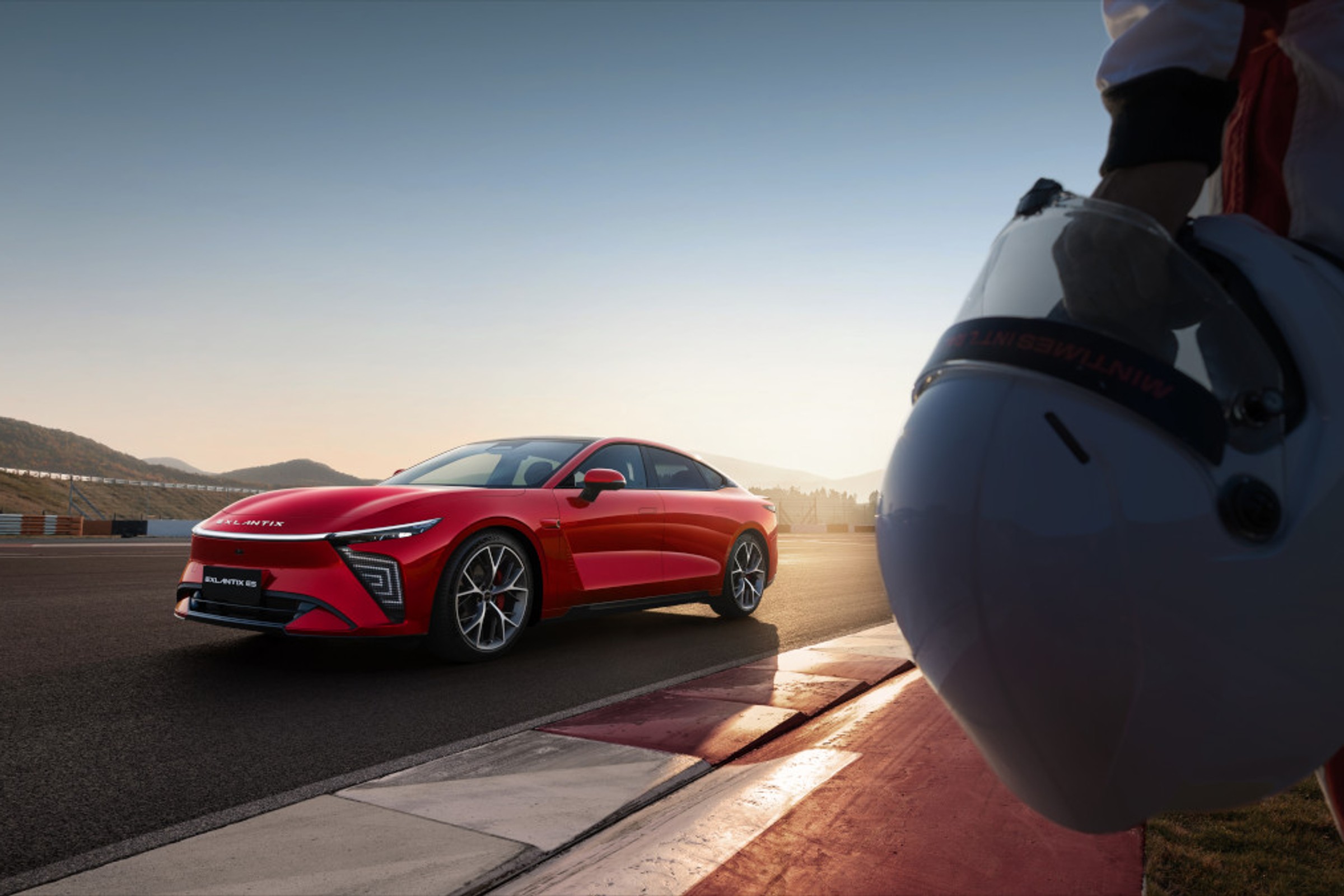 EXLANTIX to nowy gracz w segmencie premium. Luksusowy SUV i ekskluzywny sedan ze sportowym zacięciem na początek