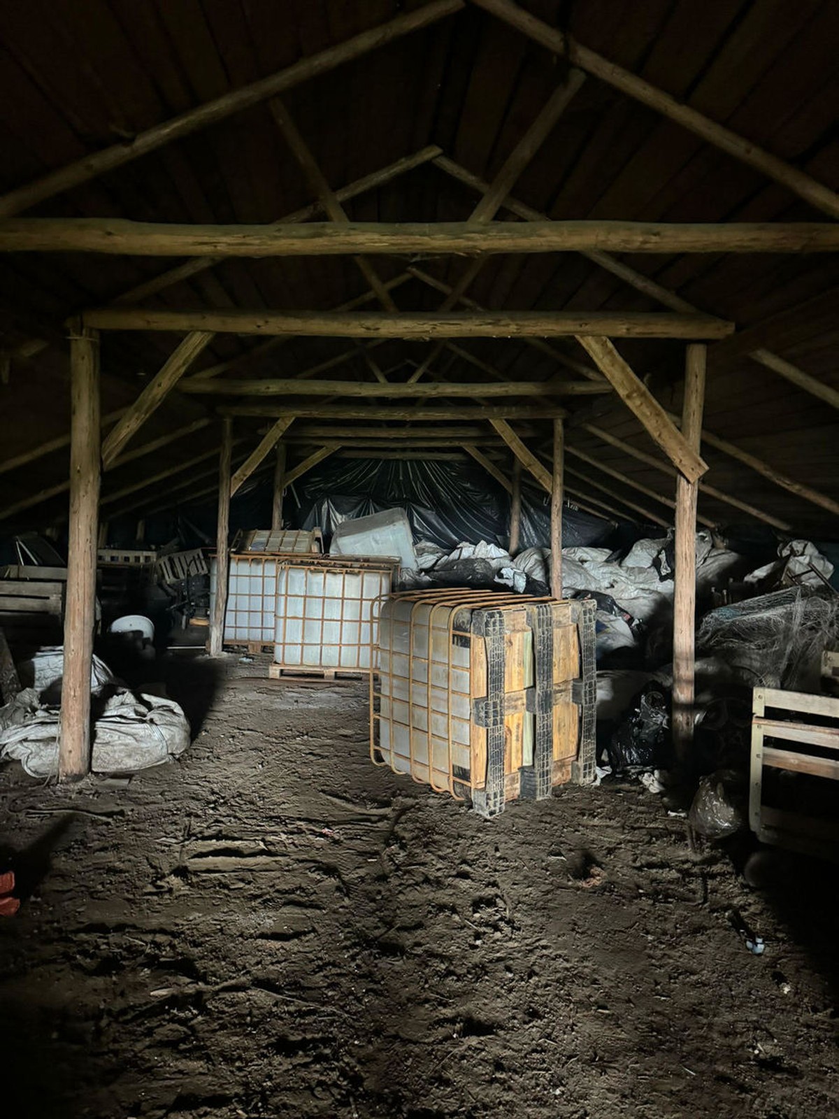 TIR z niebezpiecznymi substancjami