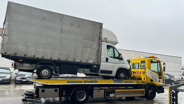 Ten Fiat nie wiózł żadnego towaru. Kierowcy zorientowali się, do czego naprawdę służy