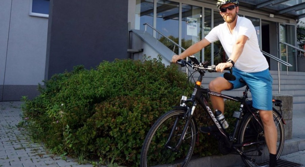 Policjant z grupy SPEED na rowerze zatrzymał kierowcę Porsche