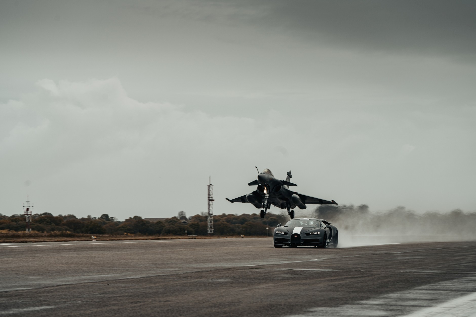 Bugatti Chiron Sport kontra myśliwiec Dassault Rafale Marine