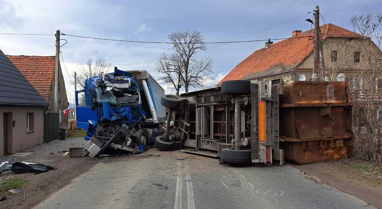 Zerwana przyczepa roztrzaskała się na drugim tirze. ITD opublikowała zdjęcia z wypadku