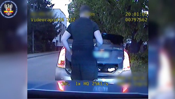 Przewoził pasażera w bagażniku