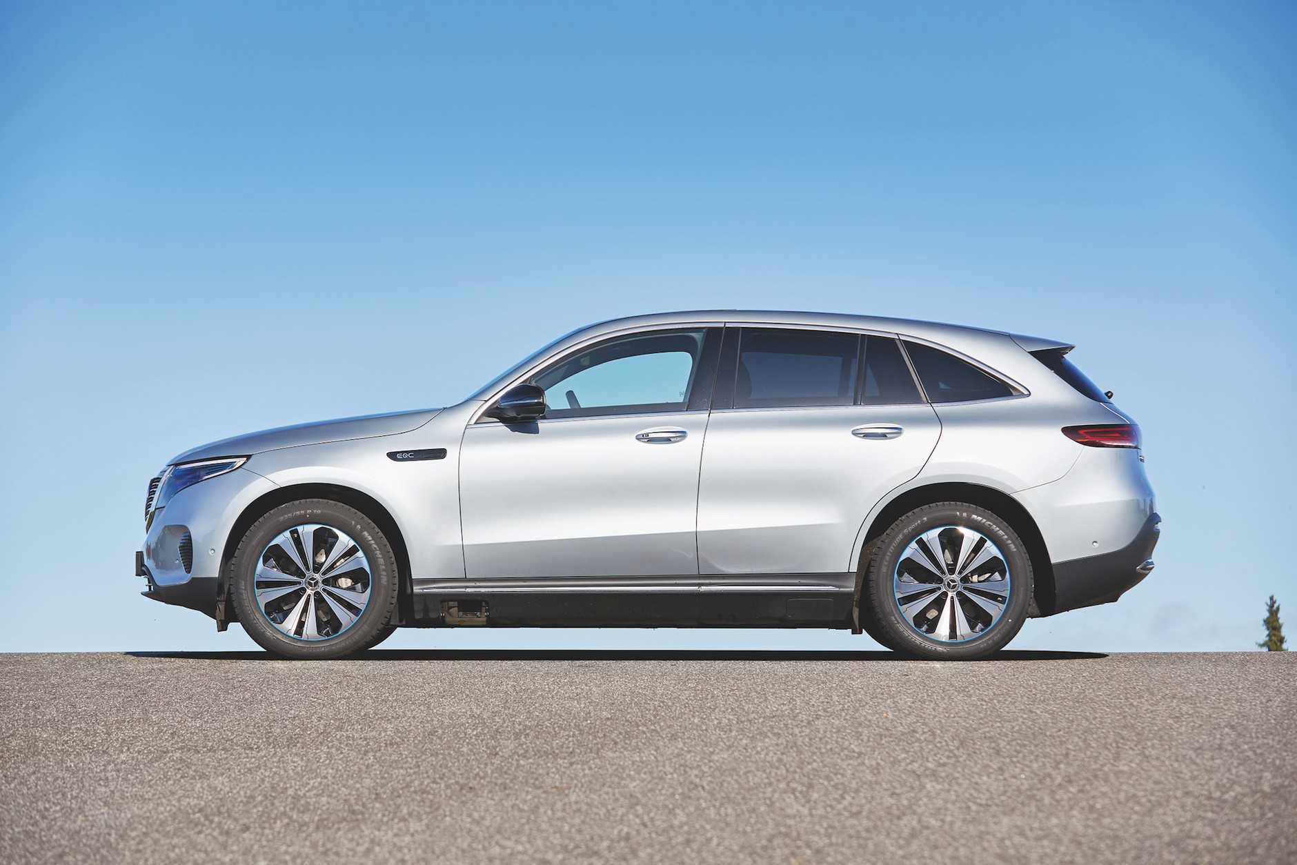 Porównanie elektrycznych SUVów – Audi e-tron kontra Mercedes EQC