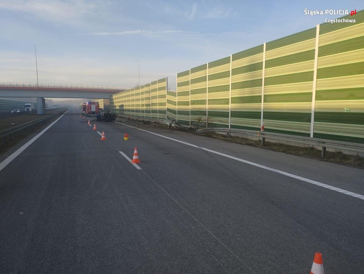 21-letni kierowca BMW dachował na autostradzie A1