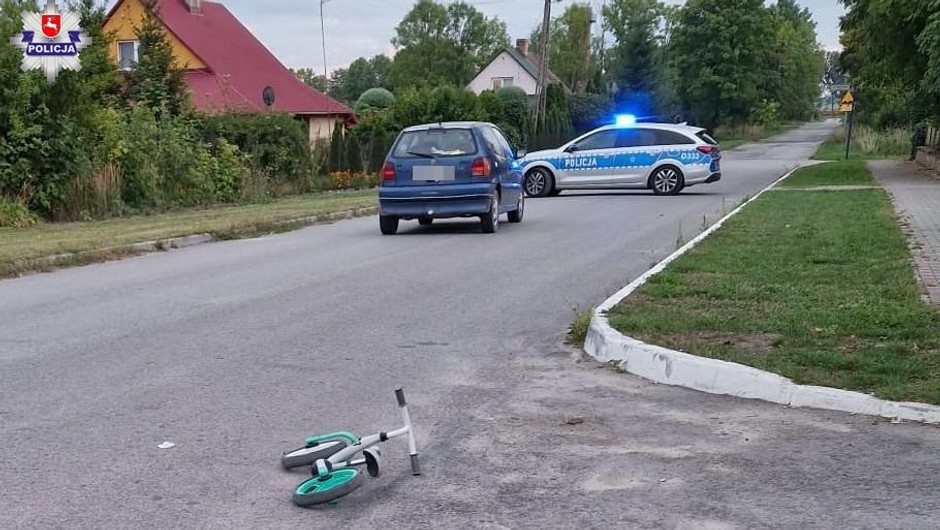 2-latek na rowerku biegowym uderzył w jadący samochód