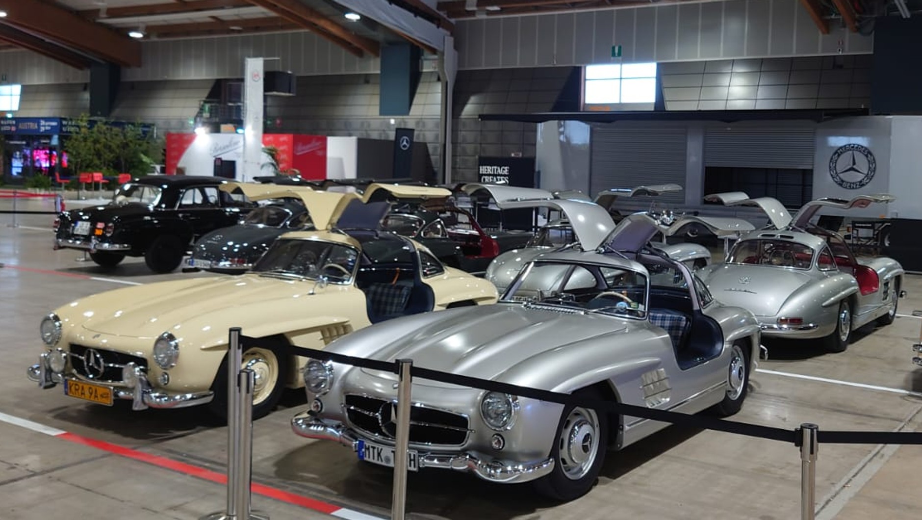 Mercedes Gullwing już w Brescii.Po prawej legendarne auto Stirlinga Mossa