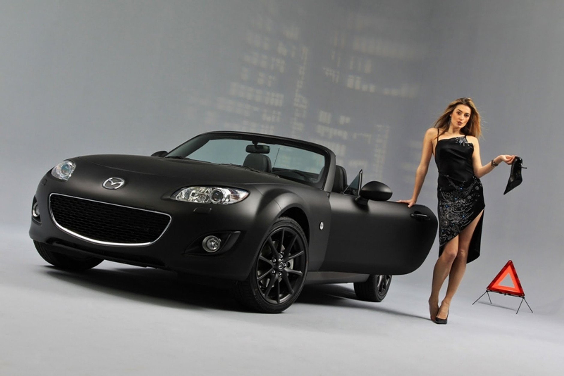 Mazda MX-5 w wersji Black&amp;Matte plus dziewczyna z mieczem