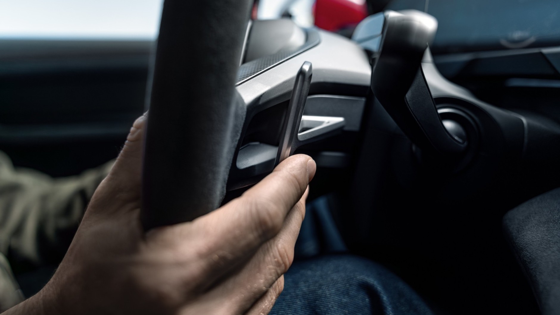 Łopatki za kierownicą Porsche Taycan GTS z systemem E-Shift