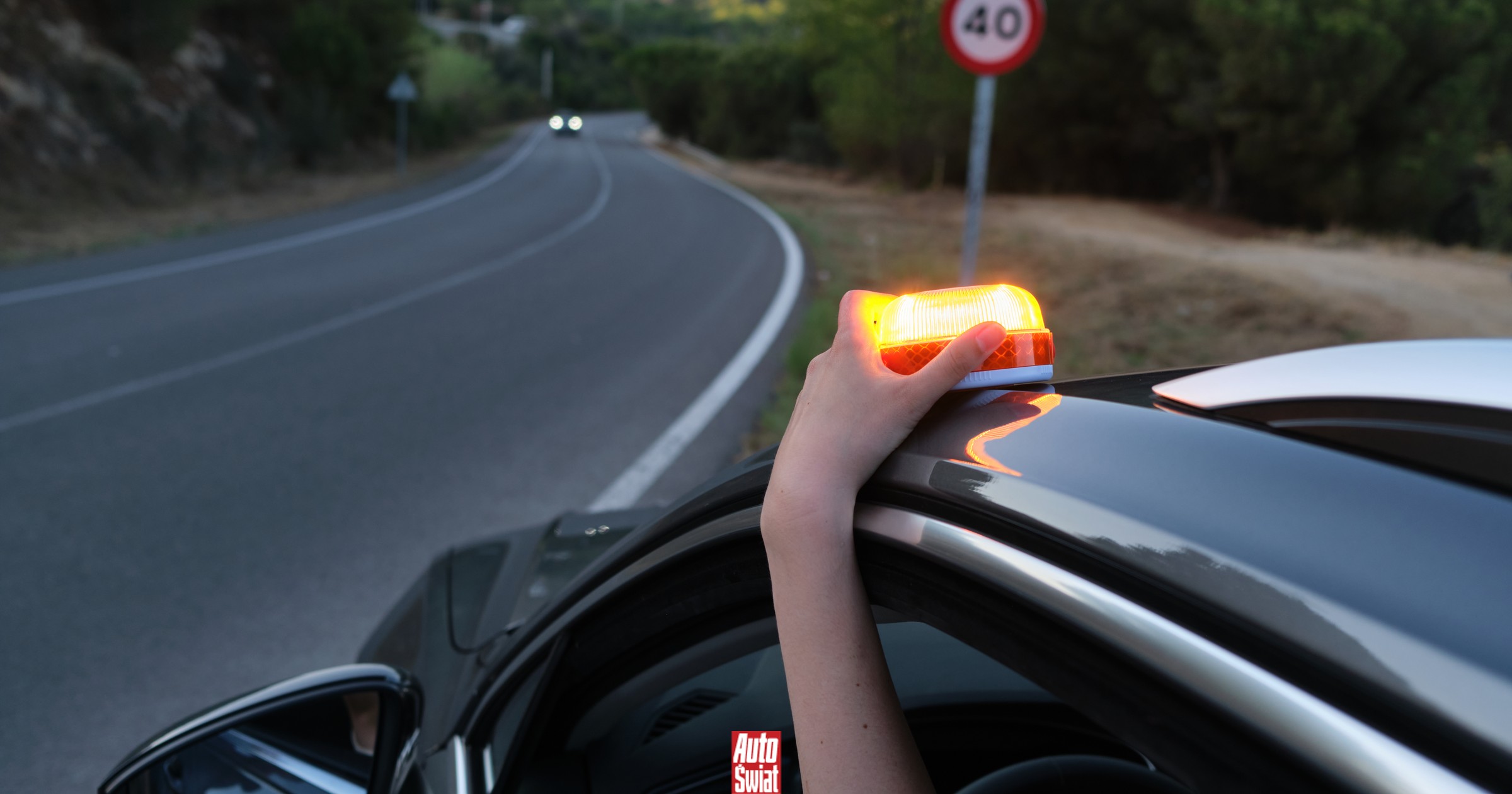 Nowe obowiązkowe wyposażenie samochodów. Trójkąt ostrzegawczy trafi do muzeum?