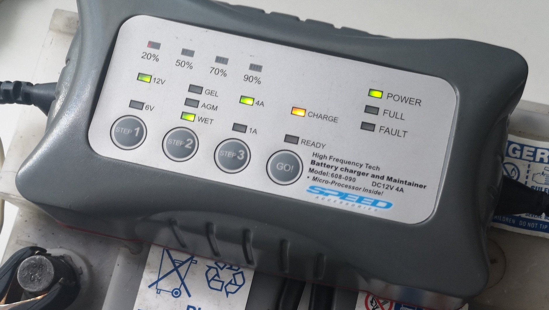 W przypadku niektórych prostowników trzeba wybrać natężenie prądu ładowania. To opcja przydatna np. gdy ładujemy mały akumulator motocyklowy