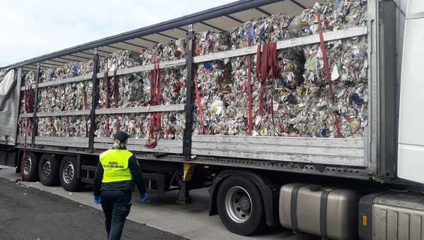 Tir z Niemiec miał przewozić plastiki i gumę. Nie dało się nie wyczuć, że w naczepie było coś innego