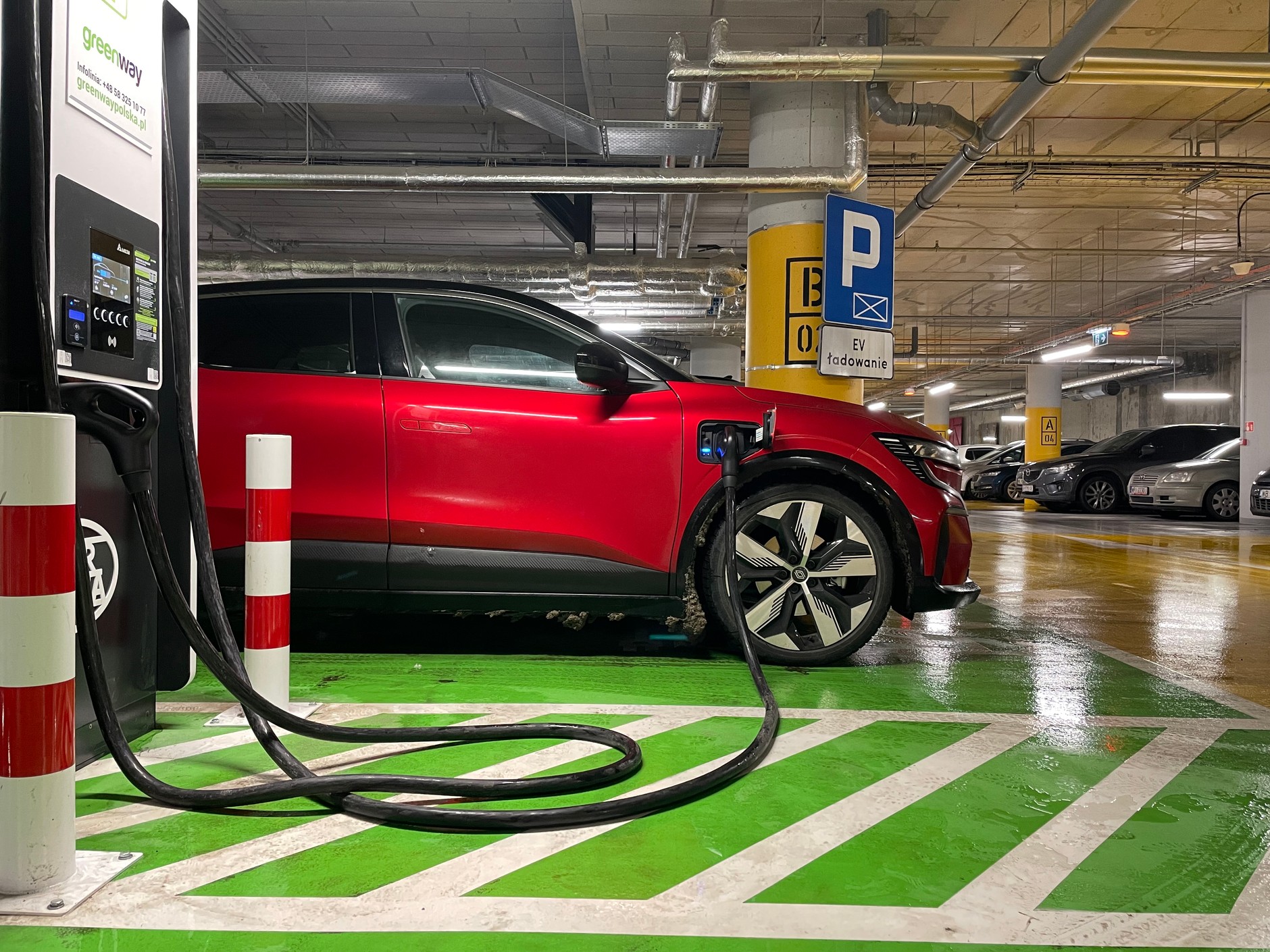 Gruby kabel na ładowarce o takiej mocy dużo waży i trudno go przesunąć