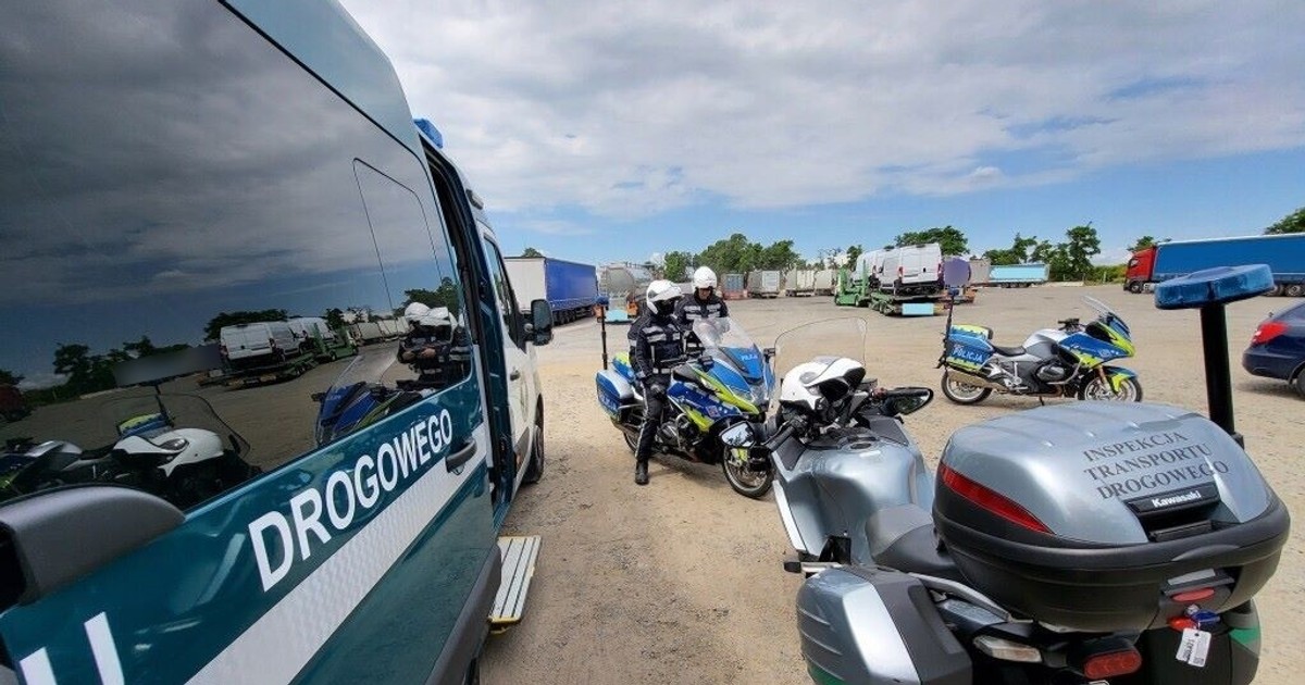 Pojazdy Inspekcji Transportu Drogowego i Policji na punkcie kontrolnym