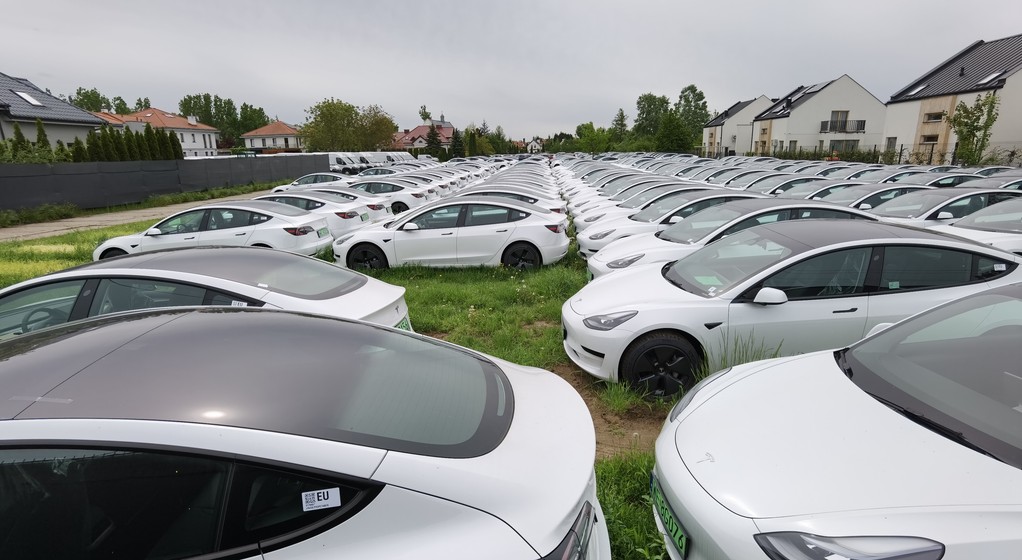 Nowe auta elektryczne sprzedają się coraz lepiej, ale problemy ze zbytem tych używanych są coraz większe. 