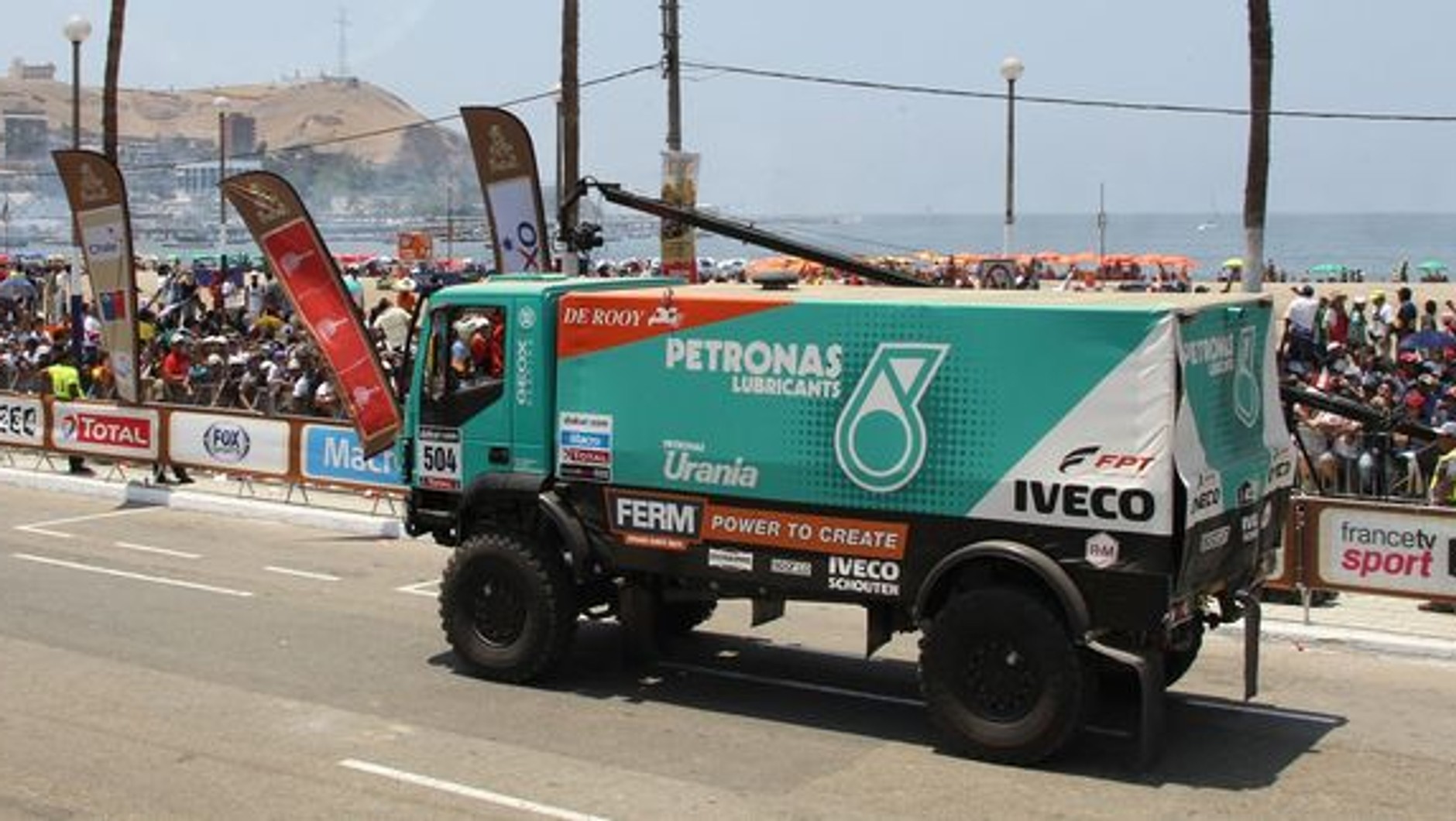Dakar 2013: Hołowczyc zawiedziony, Sainz utknął na wydmach (2. etap, wyniki, galeria)