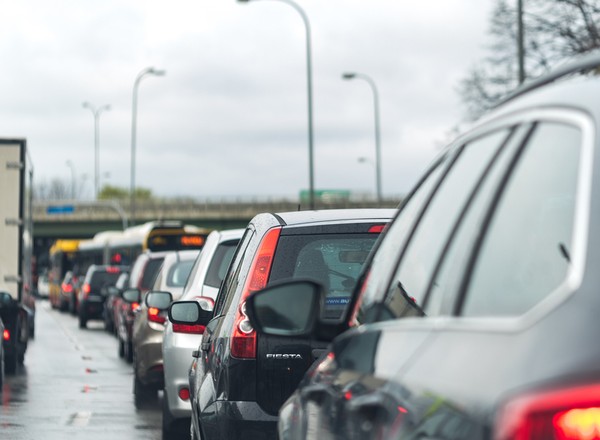 Złodzieje znaleźli nowy sposób. Kierowca sam wpuszcza go do auta i traci wszystko, co ma. Każdy może być ofiarą