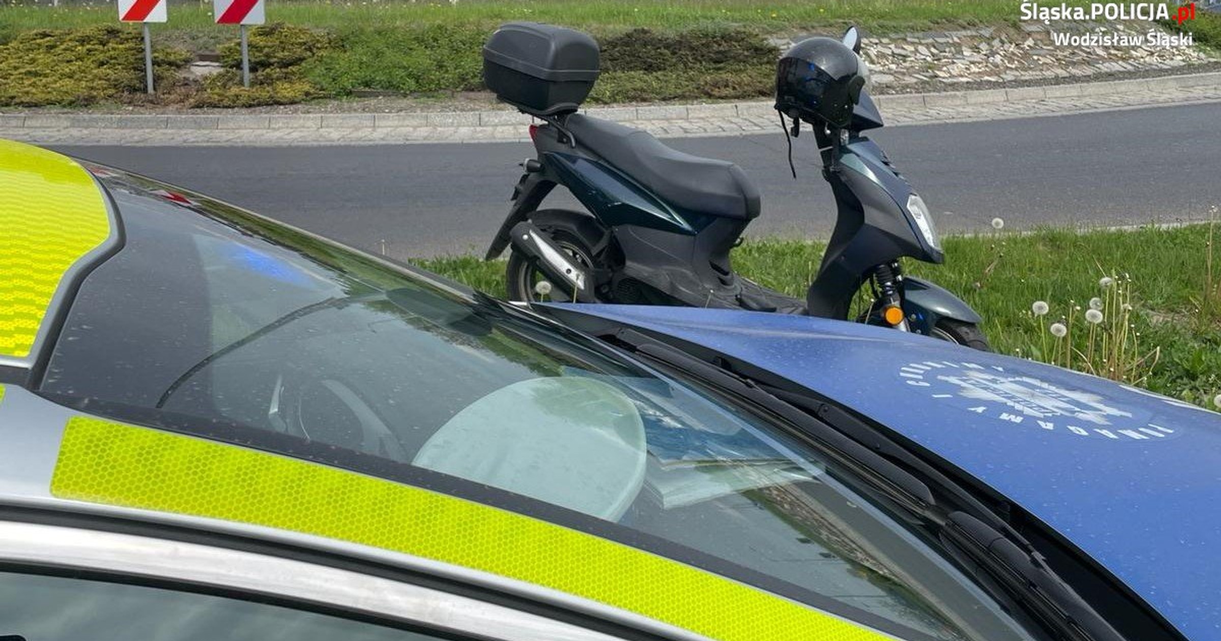 Obraz pochodzący z serwisu https://wodzislaw-slaski.policja.gov.pl/k28/informacje/wiadomosci/383654,Pijani-jechali-motorowerem-Zatrzymala-ich-wywrotka-i-powiadomieni-przez-swiadkow.html