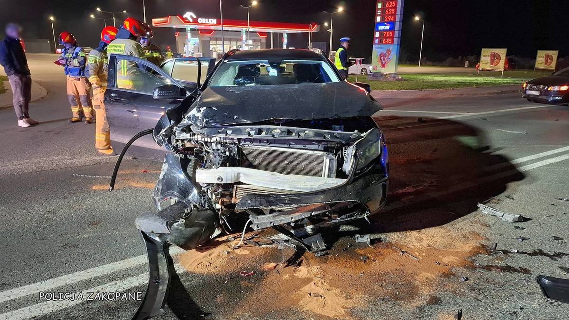 17-latek w mercedesie próbował wyprzedzać. Staranował volvo