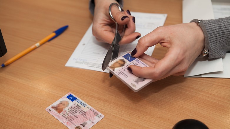 Niektórzy muszą regularnie przedłużać ważność prawa jazdy, dostarczając do urzędu  regularnie badania lekarskie