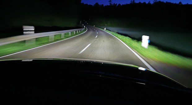 Sprawdziliśmy, jak działają światła LED Matrix w Audi A8. To już nie reflektory, a projektory