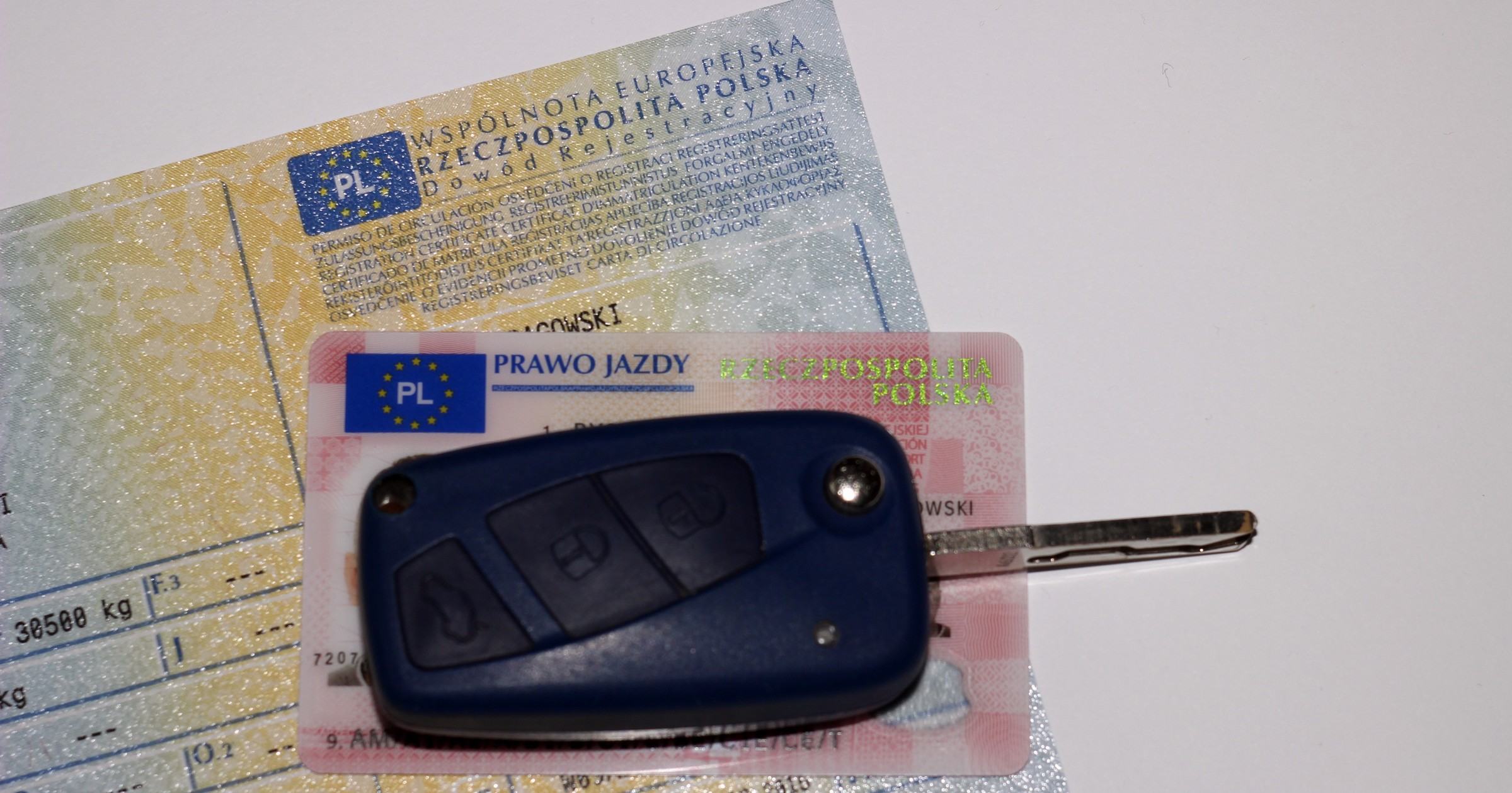 Papierowy dowód rejestracyjny już nie będzie tak częstym bywalcem w naszych domach, choć nie zniknie całkowicie