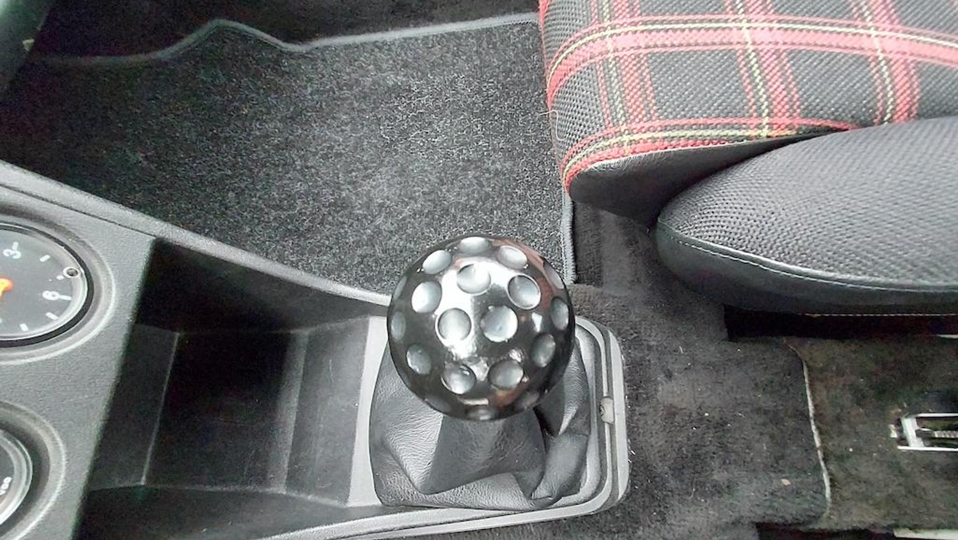 VW Golf GTI I. Dźwignia biegów zakończona „piłeczką golfową"
