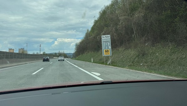 Oznakowanie na drogach Austrii (kropki na drogach), przydatne w przypadku silnej mgły