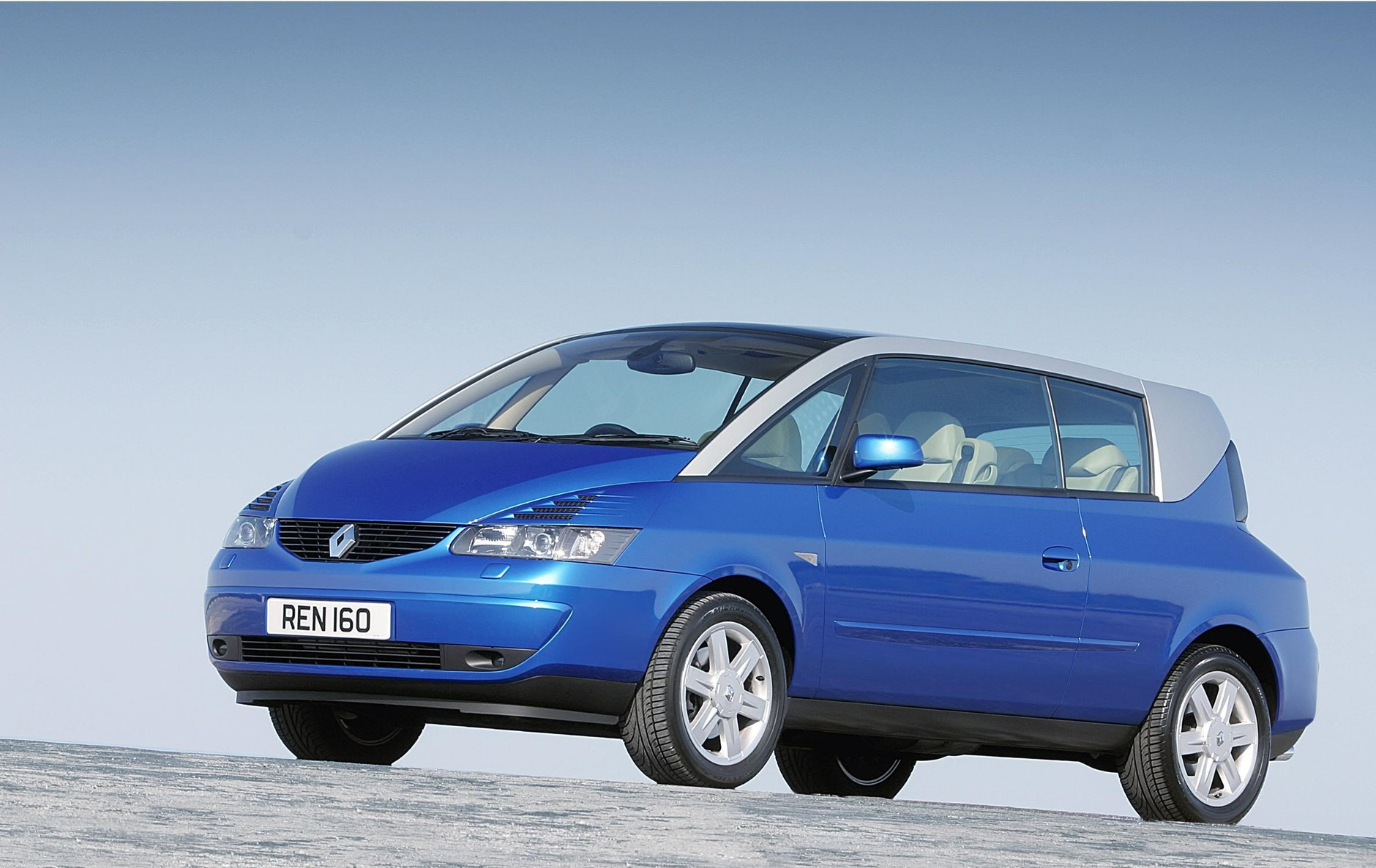 Nie każdy crossover jest SUV-em. Renault Avantime łączy cechy minivana i coupe.