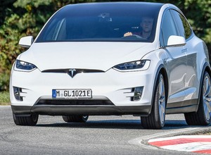 Kupujemy używaną Teslę. Miało być źle, a jest tylko drogo