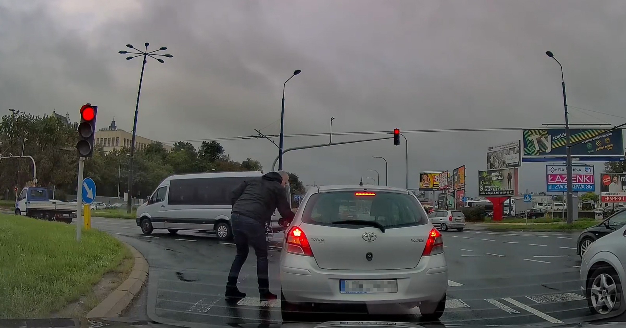 Wyrzuciła niedopałek papierosa, podniósł go inny kierowca