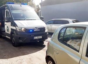 Przenieśli imprezę do poobijanego auta. Mieli pecha, bo obserwował ich patrol ITD