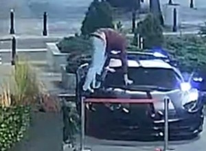 Wszedł na dach Lamborghini. Właściciel podwaja nagrodę