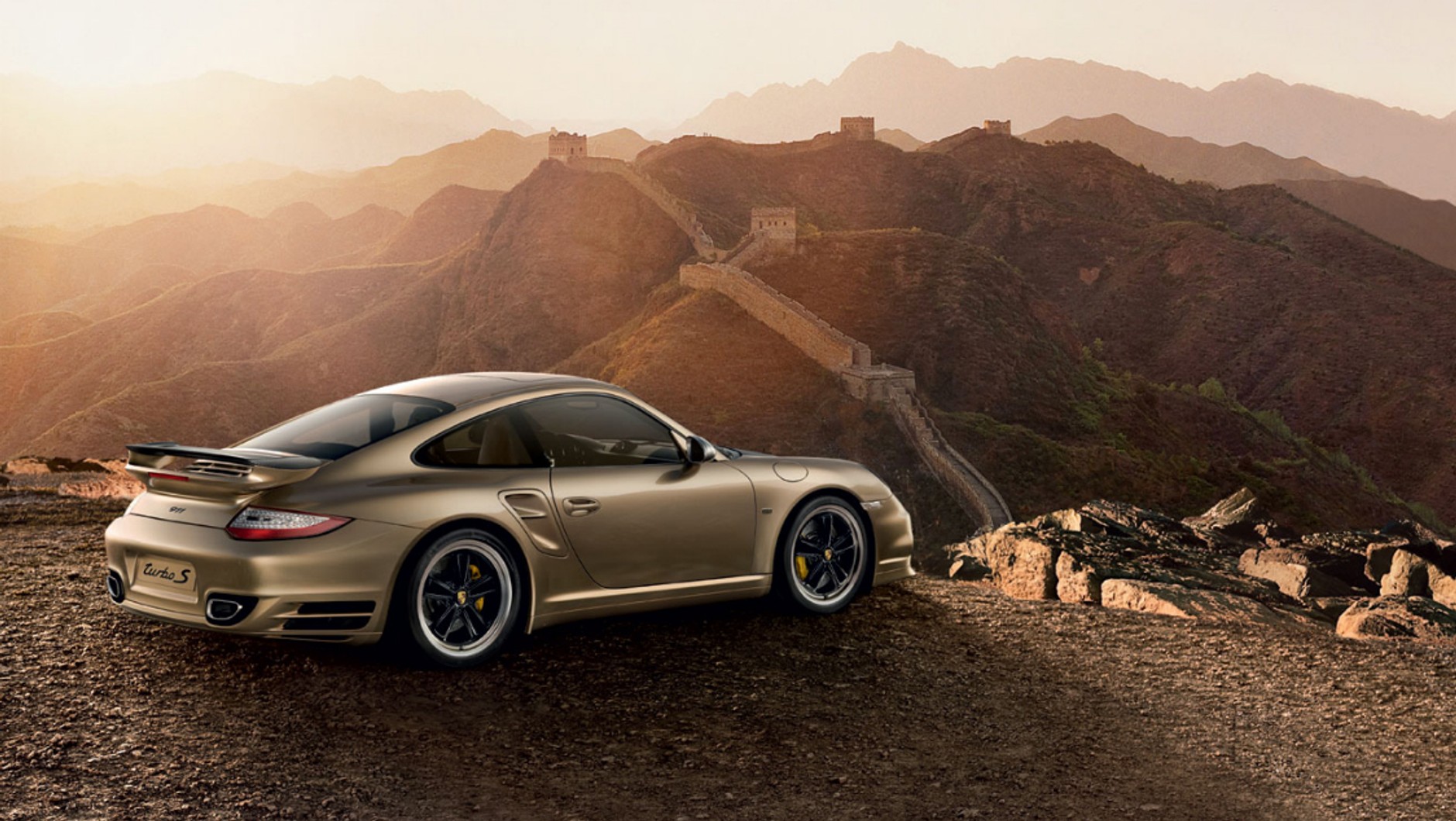 Porsche 911 Turbo S na tle Wielkiego Muru Chińskiego