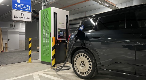 Strat przy ładowaniu akumulatorów aut elektrycznych nie da się uniknąć. Oto, ile tracimy