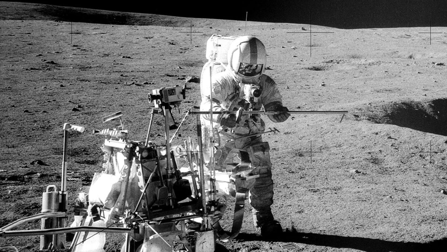 Na potrzeby misji Apollo 14 Goodyear stworzył opony mogące poruszać się po powierzchni Księżyca