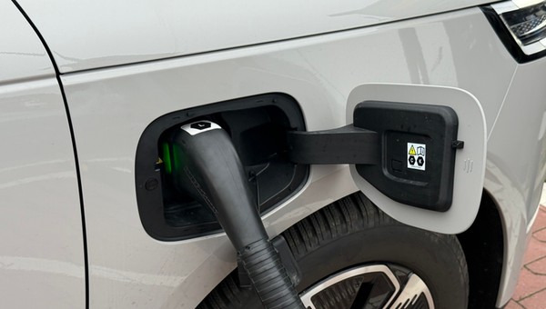 Ładowanie samochodu elektrycznego
