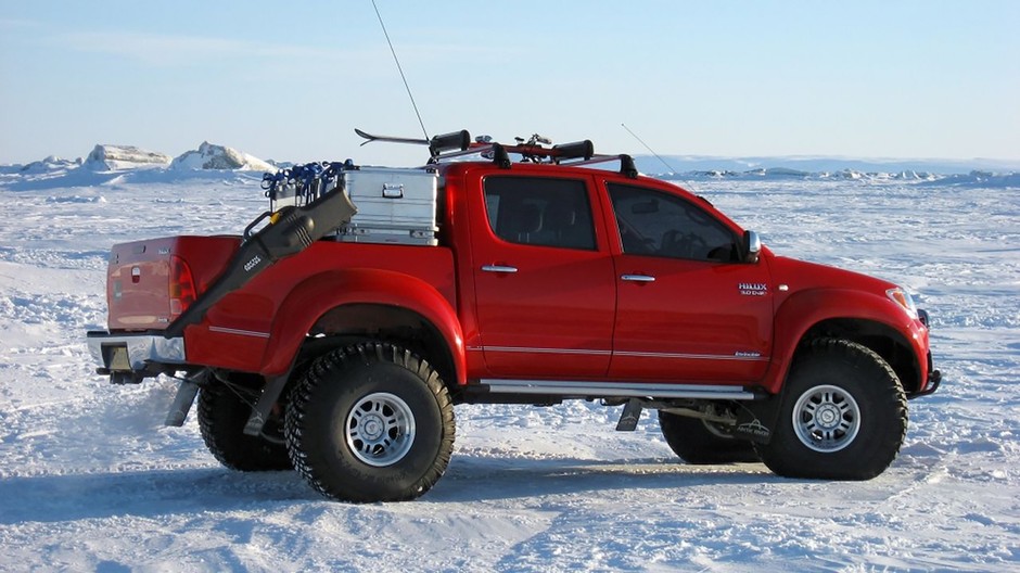 Terenowe Toyoty z logo Arctic Trucks