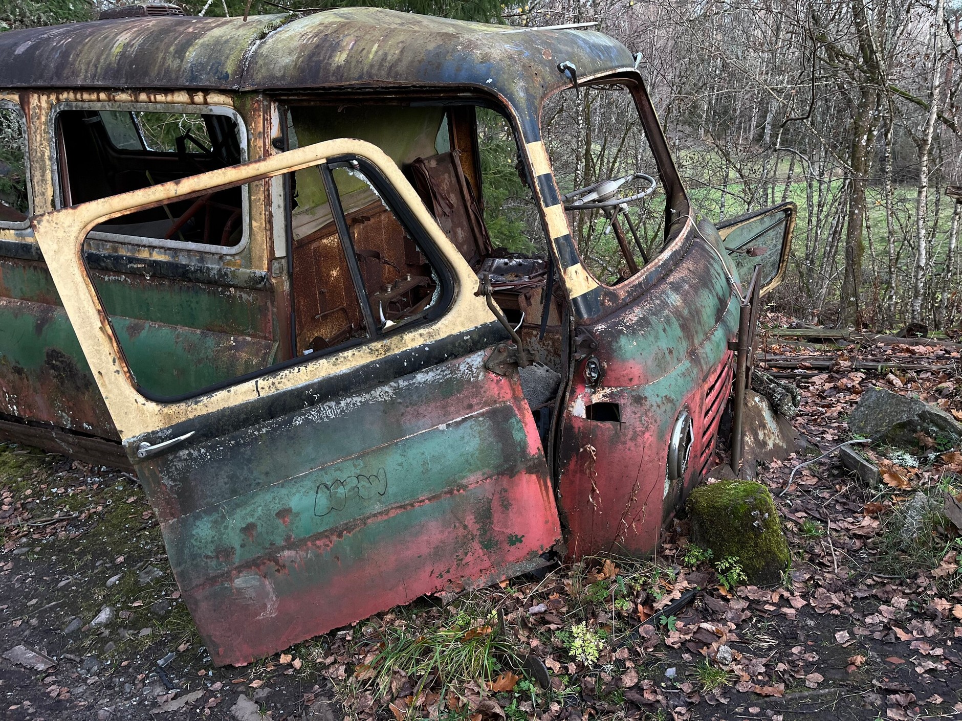 Cmentarzysko samochodów w Bastnas w Szwecji